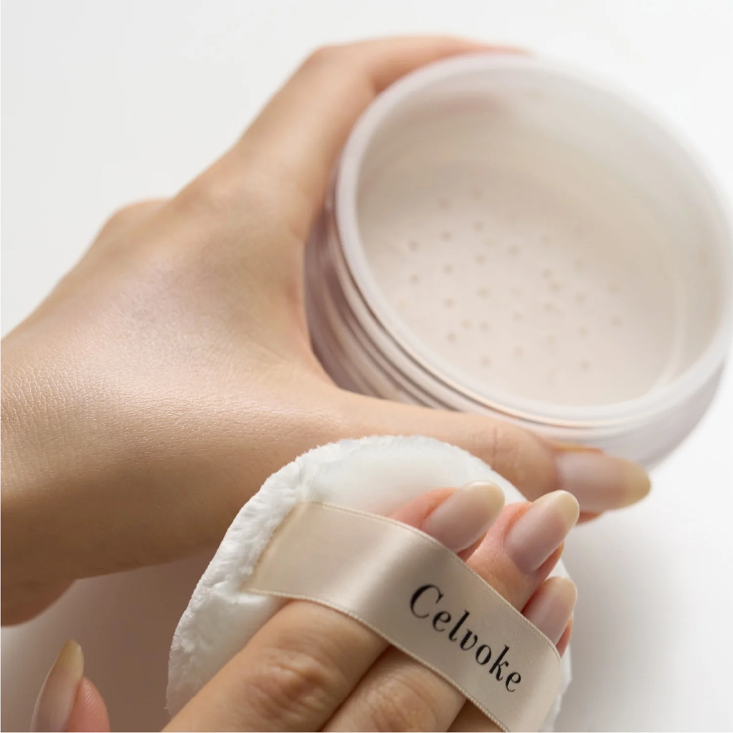 Celvoke Rare Glow Airy Reflect Powder - Image 6