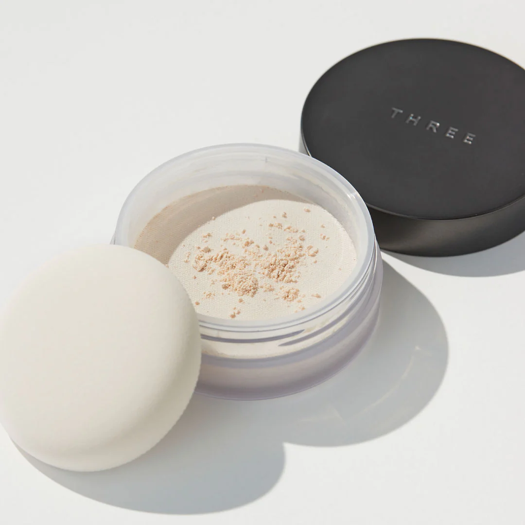 THREE Advanced Ethereal Smooth Operator Loose Powder - Image 4